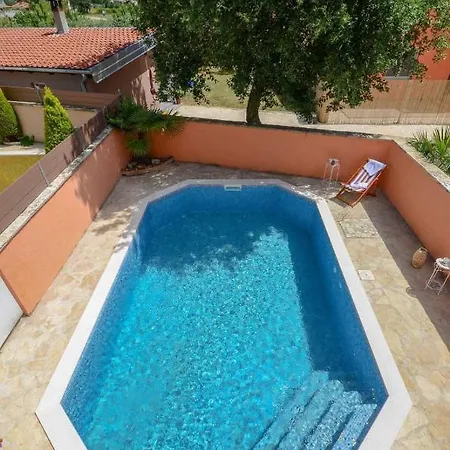 House With Swimming Pool Iva *