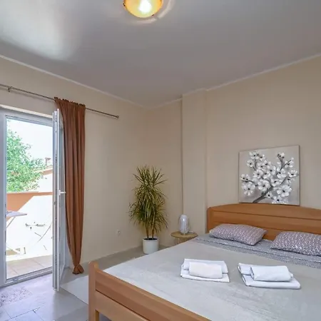 House With Swimming Pool Iva